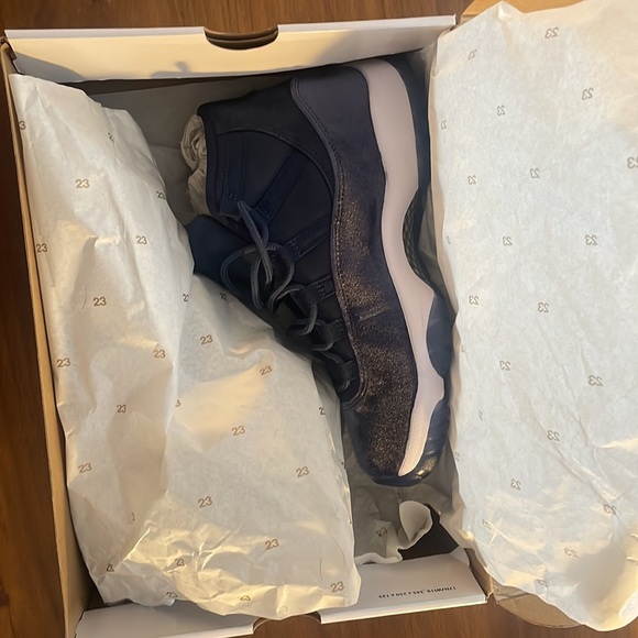 Jordan 11s Retro - Midnight Navy/White/Metallic Silver - Picture 3 of 9